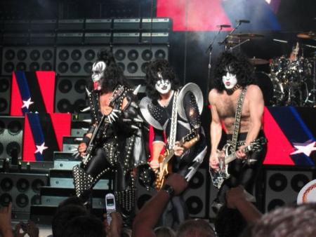 kiss in 2004