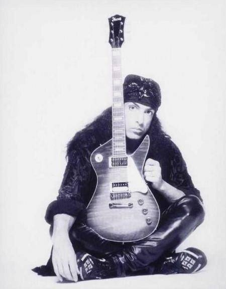 paul stanley with he's guittare